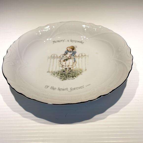 Vintage 1976 Holly Hobbie Porcelain Decor Plate - Picture 3 of 5